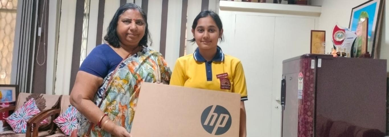 Khushi Goswami of K.V.New Cantt. steals the show in SELL YOUR IDEA competition organised in United University ;wins a Laptop.